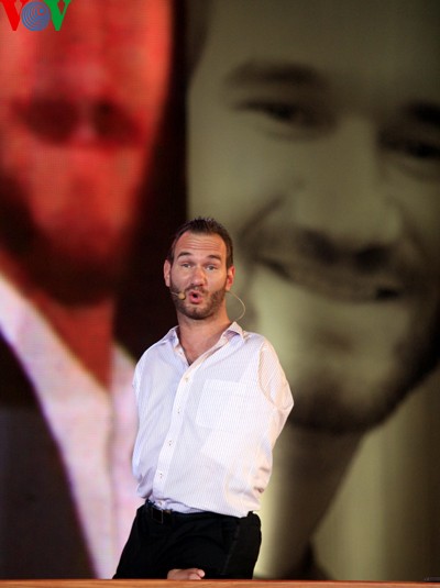 Nick Vujicic inspire les jeunes Vietnamiens - ảnh 4